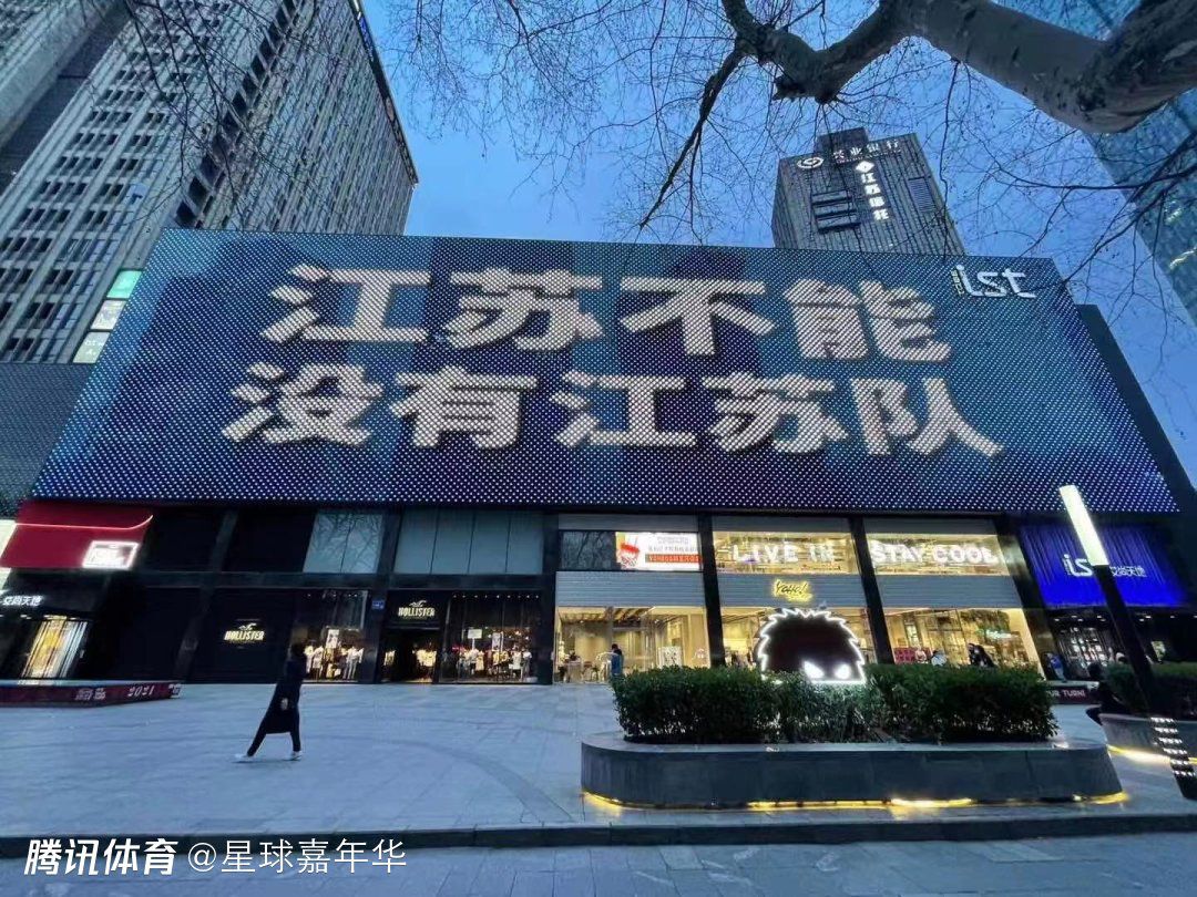 巴萨已经收到了一些针对拉菲尼亚的报价，其中一份来自沙特，但这个联赛不在球员的考虑范围内，另一份报价是回到英超，同时曼联也对拉菲尼亚感兴趣，提出了与桑乔互换的方案。